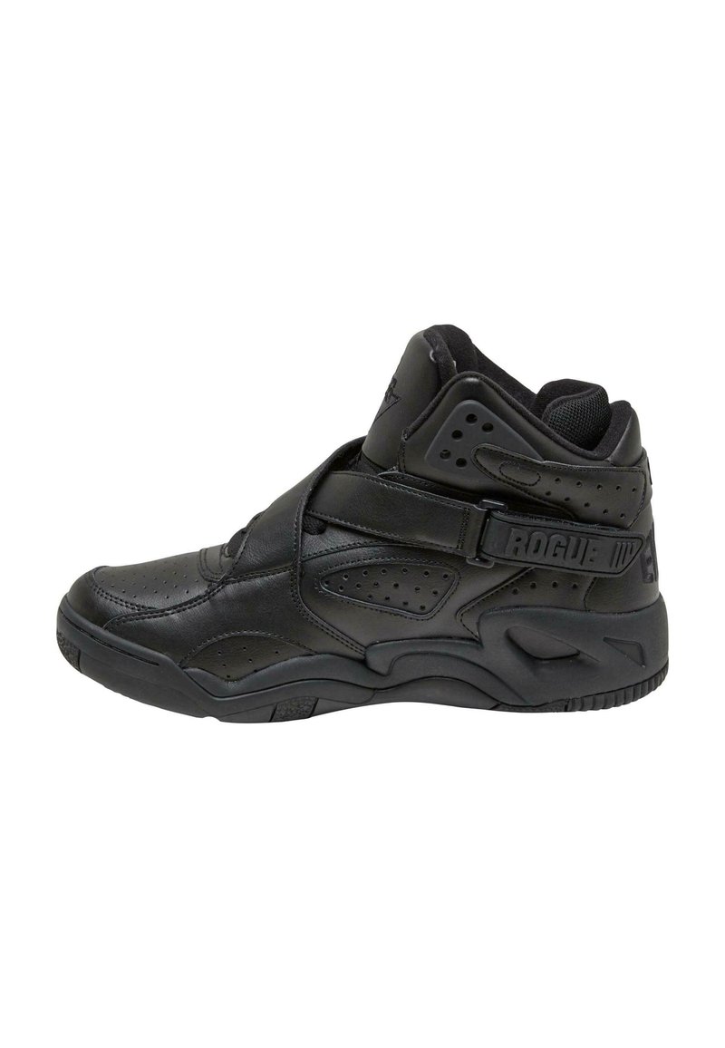 Hochformatige Sportschuh aus schwarzem Leder mit durchbrochenen Akzenten, einem Riemenverschluss und einer strukturierten Gummisohle für guten Halt.