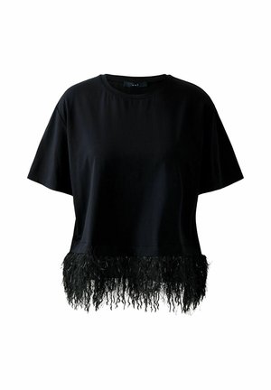 Zwarte kortärmelige t-shirt van gladde stof, met een gecreëerde franjes onderrand voor extra detail. Eenvoudig, ontspannen ontwerp.