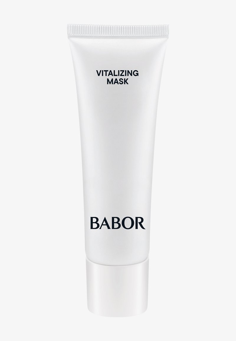 Hvid plastik tube med skruelåg, mærket "VITALIZING MASK" i sort tekst, med mærkenavnet "BABOR" nederst.