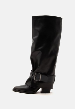Hoher schwarzer Lederstiefel mit quadratischer Ferse, spitzer Spitze und dekorativem Schnallenriemen im Knöchelbereich.