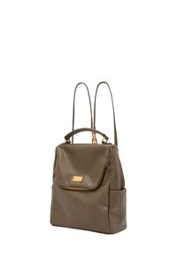 Kompaktní batoh z texturované olivově zelené kůže s horním uchycením, nastavitelnými popruhy, přední kapsou na zip a zlatými detaily na bílém pozadí.