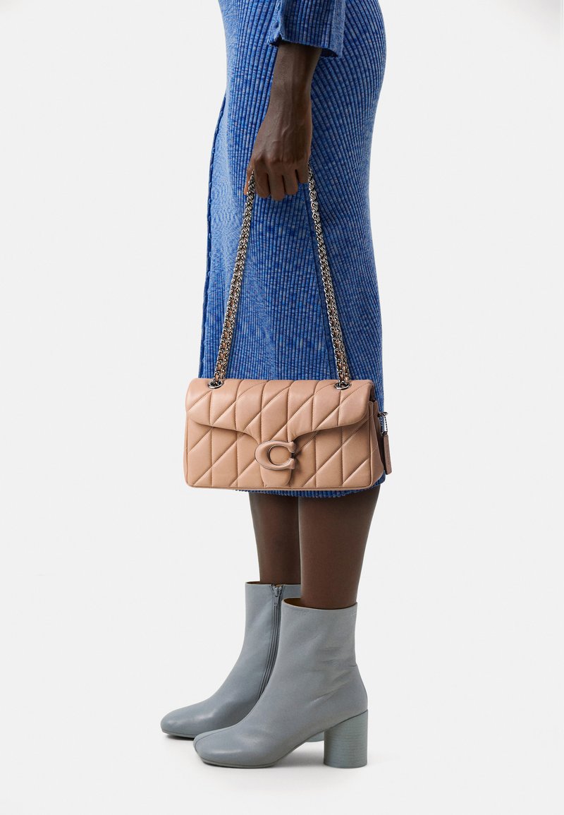 COACH QUILTED COVERED TABBY SHOULDER BAG - Mala a tiracolo - buff