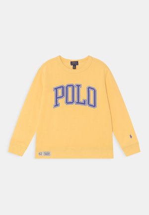 Geel sweatshirt met lange mouwen en ronde hals met "POLO" in grote blauwe letters over de borst en een klein Polo-logo op de linker mouw.