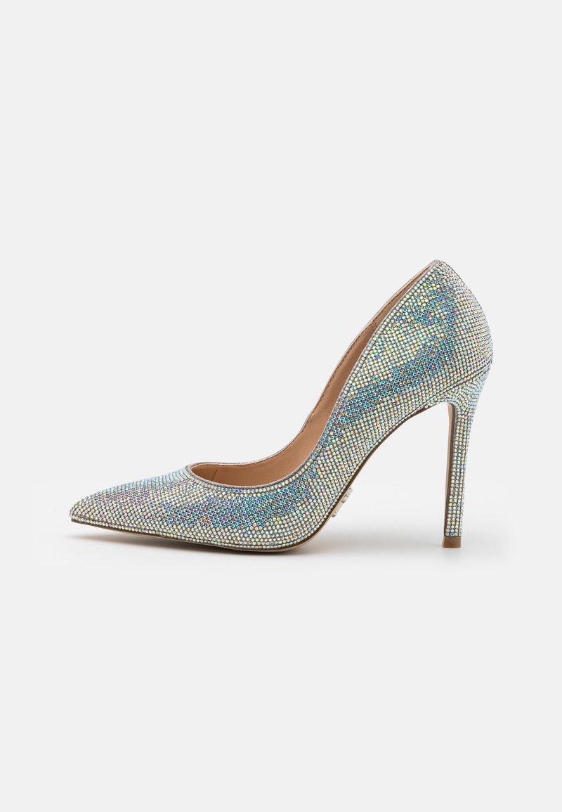Escarpin à talon haut recouvert de strass irisés, bout pointu, design élégant et talon aiguille fin, avec une doublure intérieure beige.