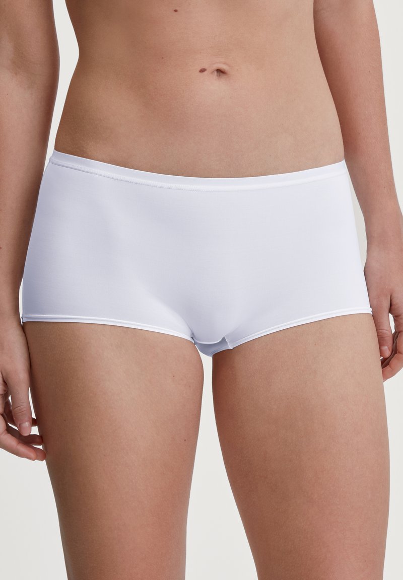 Witte katoenen hipster shorts met een gladde textuur en een aangesloten ontwerp, met een subtiele contrasterende tailleband en beenopeningen.