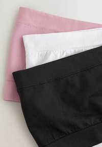 Pile de trois morceaux de tissu en coton pliés en rose, blanc et noir avec des bords côtelés sur un fond clair.