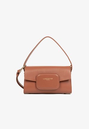 Sac à main en cuir marron Lancaster Paris avec poignée courte, fermeture à rabat magnétique et petite poche avant avec logo doré.