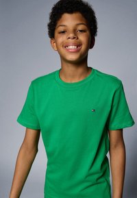 Tommy Hilfiger - ESSENTIAL TEE UNISEX - T-shirt basique - radiant green Image miniature 1
