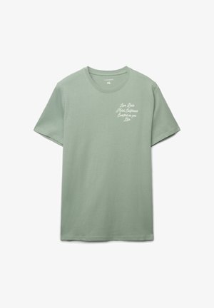 Jasnozielona bawełniana koszulka z okrągłym dekoltem i krótkimi rękawami; na koszulce znajduje się biały napis: "Love Beds Motel California Comfort as you Like."