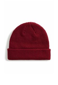 Berretto lavorato a maglia rosso con una texture a coste, dotato di un risvolto e particolari cuciture triangolari distintive sulla parte superiore.