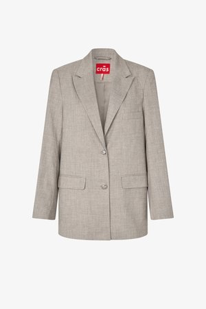 Blazer gris clair sur mesure avec un léger éclat, col à revers cranté, deux poches devant avec rabat, une poche poitrine et deux boutons en cristal sur le devant.