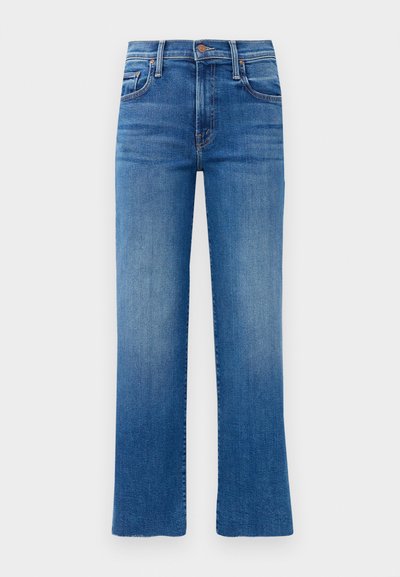 Jeans in denim blu con taglio dritto, vita alta e leggera scoloritura. Presentano uno stile classico a cinque tasche e dettagli in hardware dorato.