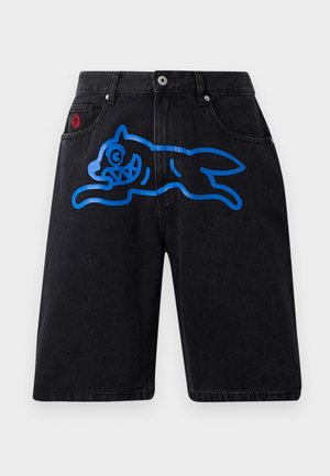 Pantalones cortos de mezclilla negra con un gran gráfico azul de un gato de dibujo animado en la parte trasera. Estilo de cinco bolsillos con cierre de botón y acento rojo.