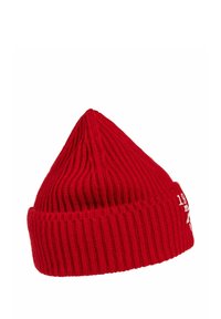 Rode gebreide muts met een spitse top, met ribbeltextuur en een witte geborduurde detail aan de zijkant.