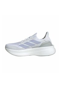 Scarpa sportiva bianca realizzata in mesh traspirante con accenti grigio chiaro. Presenta una suola spessa e testurizzata e tre strisce laterali argentate.