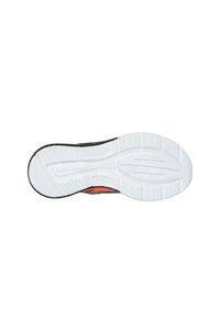 Suela de zapato deportivo en blanco y negro con textura de goma antideslizante, con un acento naranja. Logo de Skechers visible en la parte inferior.