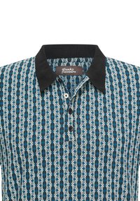 Polo tričko s geometrickým vzorem v modré, černé a bílé barvě, s černým límečkem a třemi černými knoflíky na přední straně.