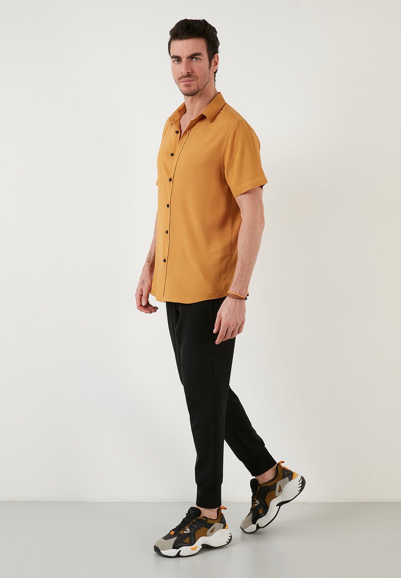 Herren Freizeithemden | Buratti SHORT SLEEVE Hemd mustard color/senf - IJ65667 Herren Freizeithemden | Buratti SHORT SLEEVE Hemd mustard color/senf - IJ65667