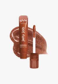 Tube de gloss à lèvres marron chatoyant NYX Jelly Job avec applicateur et échantillon brillant en arrière-plan sur fond blanc.