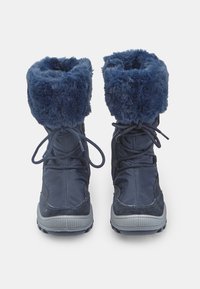Pár námorníckych modrých zimných topánok s hrubou kožušinou a šnúrkami, navrhnutých na ochranu pred chladným počasím a snehom.