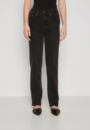 Jeans neri a gamba dritta con cinque tasche, chiusura con bottone e zip, e dettagli di cucitura sottili. Il materiale ha una texture liscia.