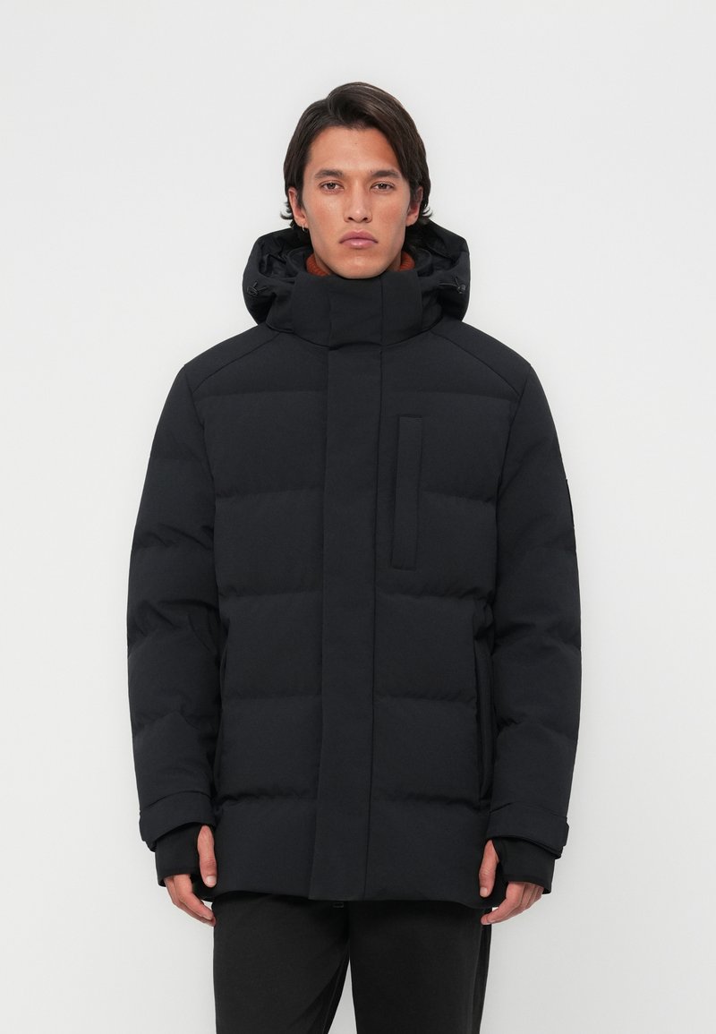 Chaqueta acolchada negra aislante con cuello alto, bolsillo delantero y capucha. Textura suave, patrón acolchado y puños doblados.