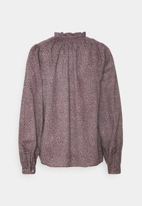 Blouse à manches longues avec un col à volants, ornée d'un motif floral sombre en rouge et bleu sur un fond clair. Tissu fluide.