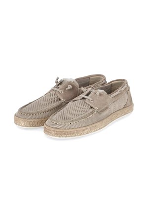 Paar beige Mesh- und Wildleder-Casual-Loafer mit geflochtenen Jute-Zwischensohlen und Lederschnürsenkeln auf weißem Hintergrund.