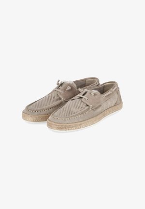 Paar beige Mesh- und Wildleder-Casual-Loafer mit geflochtenen Jute-Zwischensohlen und Lederschnürsenkeln auf weißem Hintergrund.
