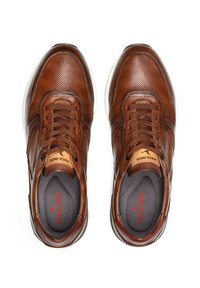 Zapatillas de cuero marrón con diseño perforado, puntera redonda y suela de goma blanca. Cuentan con cordones marrones y una plantilla gris.