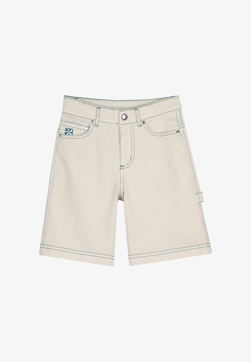 Shorts beige arrivant au genou avec coutures turquoise, passants pour ceinture, poches avant, fermeture par bouton et une petite boucle latérale sur la jambe droite.