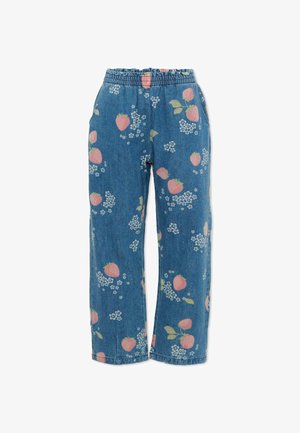 Niebieskie spodnie dżinsowe z elastycznym pasem, ozdobione nadrukiem z różowymi truskawkami i białymi kwiatami na całej powierzchni.