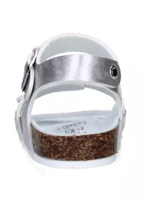 Sandal in argento con una fascia liscia, retro ampio e suola in sughero con dettagli bianchi. La fibbia aggiunge un tocco di stile.