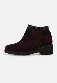 Stivaletto alla caviglia in morbido camoscio viola intenso con dettaglio in vernice nera lucida, pannelli laterali elastici e suola in gomma con dettagli antiscivolo.