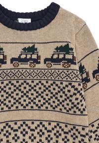 Beige gestrickter Pullover mit navyfarbenem Rippkragen. Mit gemusterten Autos, grünen Bäumen, dunkelblauen Akzenten und komplexen geometrischen Designs.