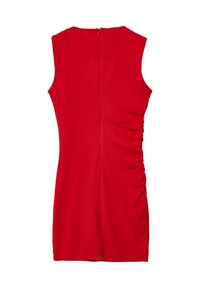 Abito rosso senza maniche con arricciature laterali, scollatura rotonda e chiusura con zip sul retro, visualizzato piatto su uno sfondo bianco.