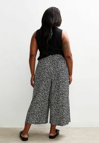 New Look Curves CURVES SPOT PRINT CROP - Trousers - black pattern