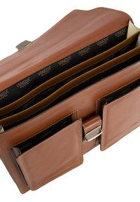 Brązowa skórzana torba z wieloma wewnętrznymi przegródkami i zapięciem magnetycznym. Posiada dwie zewnętrzne kieszenie oraz detal w kolorze złotym w postaci klamry.