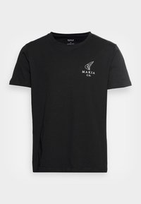 T-shirt en coton noir à manches courtes, col ras du cou, avec un design de logo blanc sur la zone de la poitrine gauche. Forme basique et texture lisse.