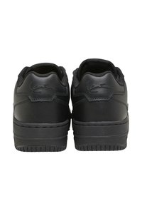 Sneakers in pelle nera con texture liscia, design low-top, collo imbottito, dettagli con logo sul retro e suola in gomma con motivo a grip testurizzato.