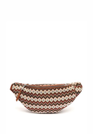 Borsa a tracolla in tessuto intrecciato con un motivo geometrico nei toni crema, rosso e verde. Dotata di chiusura con zip e dettagli in pelle marrone.