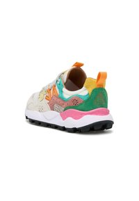 Sneaker multicolore realizzato con materiali in rete, pelle e camoscio. Include accenti verdi, rosa, gialli e arancioni, con una suola bianca chunky.