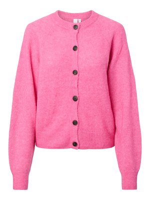 Lys rosa strikket cardigan med lange ermer, rund hals, ribbestrikkede mansjetter og kant, og seks mørke knapper foran.