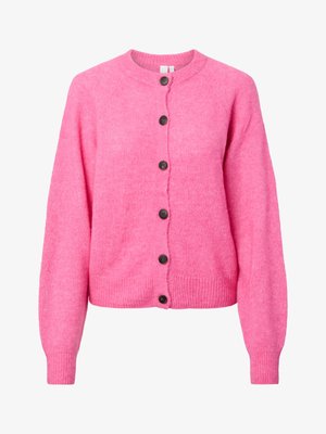 Fényes rózsaszín horgolt kardigán hosszú ujjal, kerek nyakkal, bordás mandzsettával és szárral, valamint hat sötét gombbal az elején.