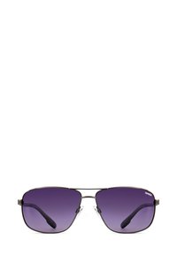 Occhiali da sole stile aviatore con lenti viola sfumate, montatura in metallo e supporti nasali trasparenti. Presenta un logo sulla tempia destra.