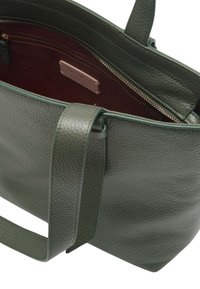 Borsa tote in pelle verde con finitura testurizzata, chiusura superiore con zip e tasca interna con zip. Foderata in bordeaux con etichetta del marchio.