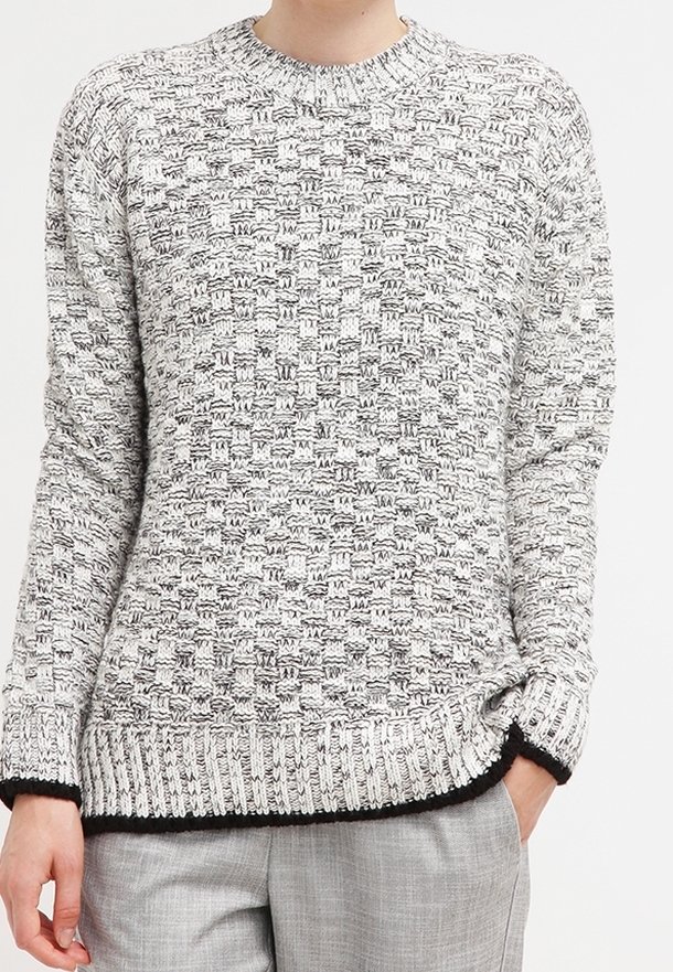 Grå och vit texturerad stickad tröja med rund halsringning, med kontrasterande mörka ribbade muddar och fåll, samt en avslappnad passform.