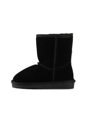 Schwarze Wildleder-Stiefelette mit runder Zehenform, weicher Textur und verstärkten Nähten. Ausgestattet mit einer flachen Gummisohle und einem kuscheligen Innenfutter.