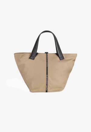 Borsa tote beige con una texture di tessuto liscia, manici in pelle nera e una cerniera centrale nera con il testo "ALEXANDER SMITH."