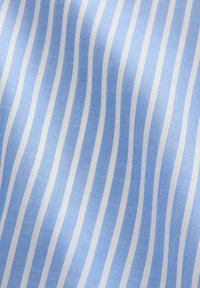 Lichtblauw stof met witte verticale strepen, gemaakt van een glad textiel. De strepen wisselen in dikte af, wat een subtiele textuur creëert.